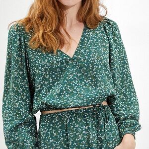 Like-new American Eagle Cropped Tie-Waist Wrap Top XXS Green Floral